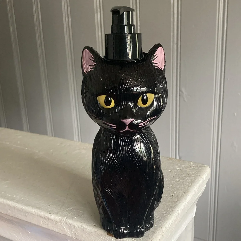 Brand NWT- 18oz- Large Black Cat 🐈‍⬛ Bottle- Haunted Berry Scented Hand Soap